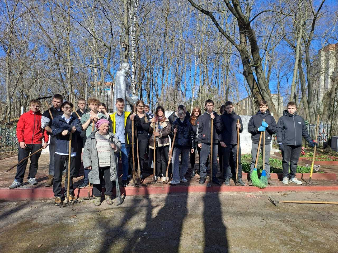 Субботник возле Братской могилы на Троицком кладбище (мкр. Бор).