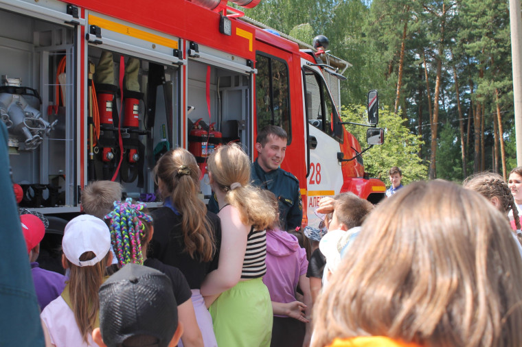 Сотрудники МЧС России провели в пришкольном лагере &quot;Солнечная полянка&quot; занятие по пожарной безопасности.