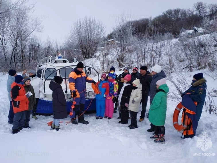 Алексинские спасатели ГИМС покатали школьников на воздушной подушке по Оке..